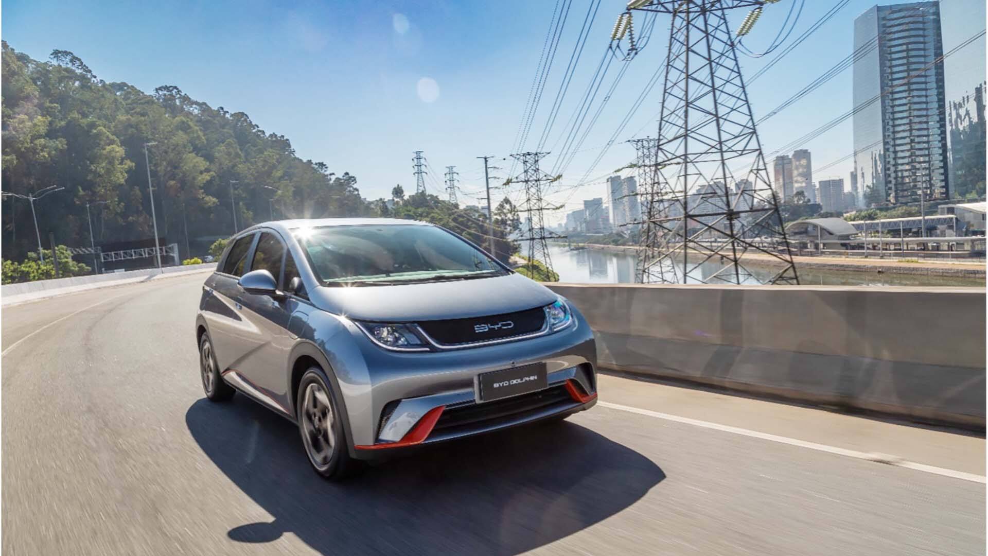 BYD Dolphin GS cinza em fotografia oficial de divulgação.